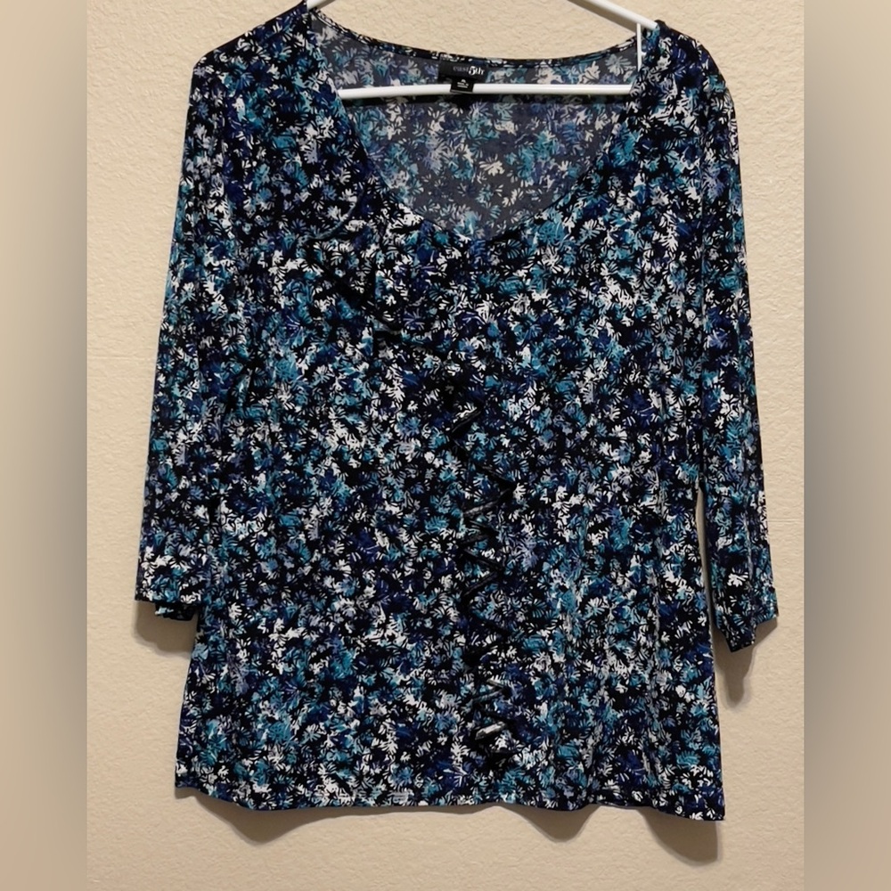 3/$15. Bundle sale! East 5th Beautiful Floral Blouse. Ruffle Neckline sz Xl